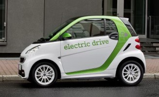 With a range of up to 138 kilometres between charges, the smart fortwo electric drive combines zero-local emission motoring and agile handling.