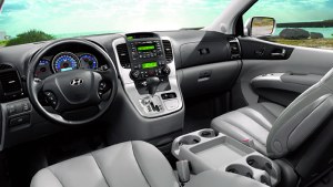 2007 Hyundai Entourage - interior